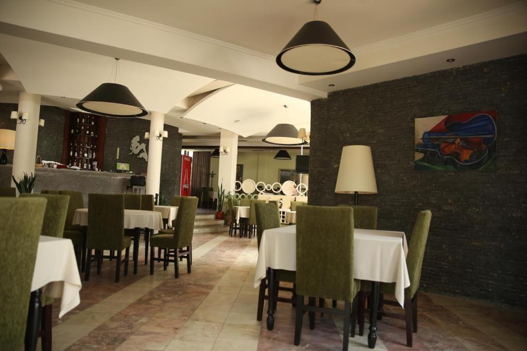 Sirena Hotel Tushemisht Exterior photo