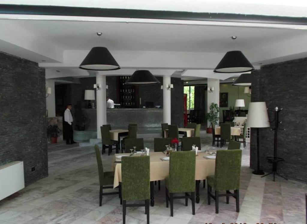 Sirena Hotel Tushemisht Exterior photo