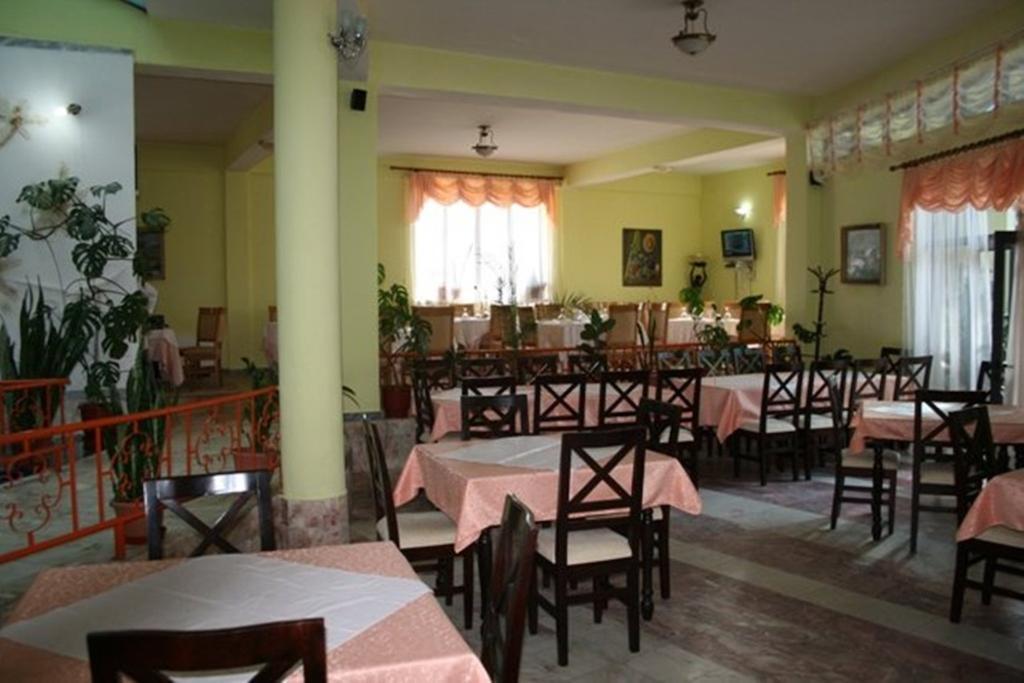 Sirena Hotel Tushemisht Exterior photo