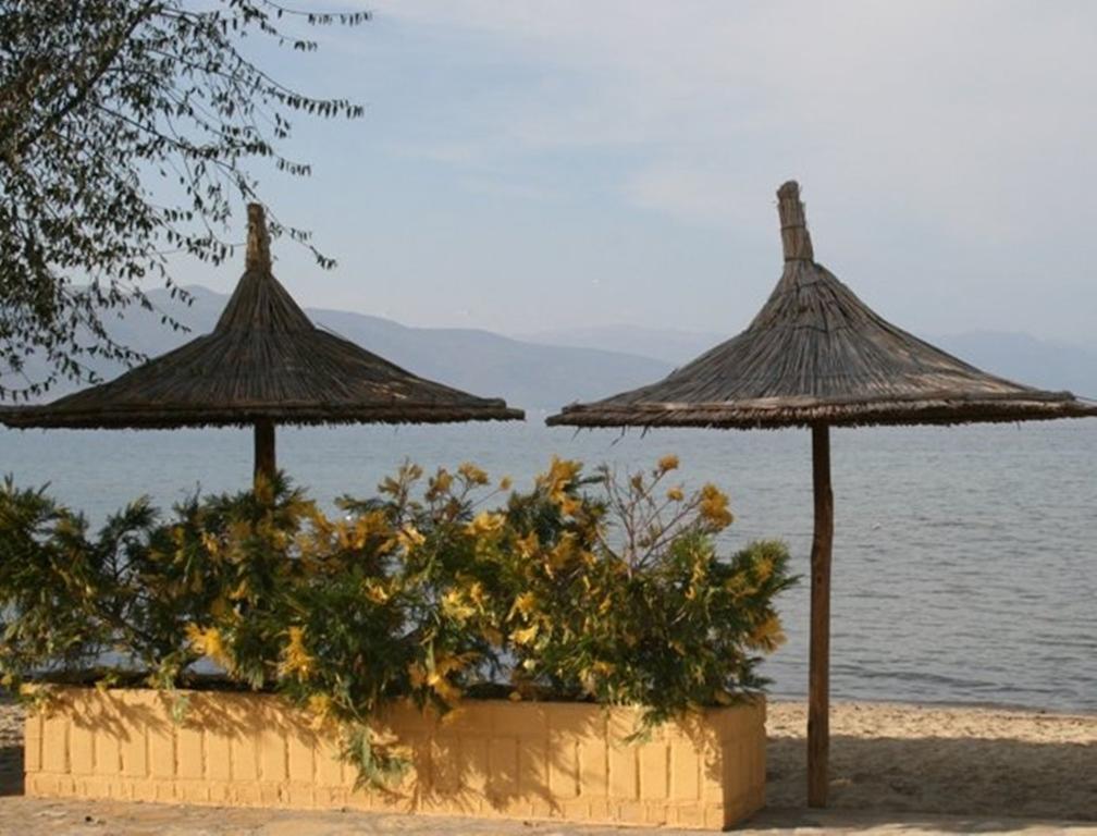 Sirena Hotel Tushemisht Exterior photo